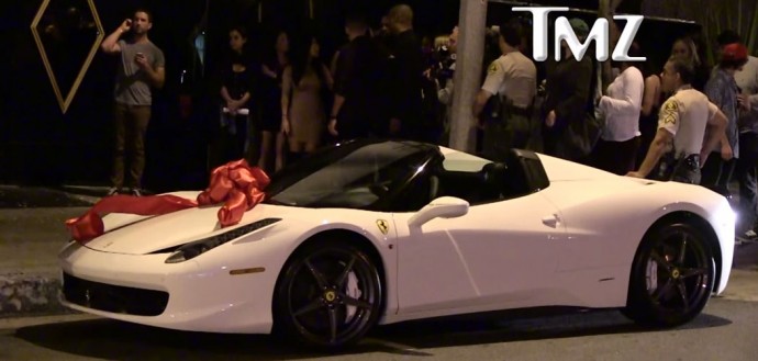 kyliejenner-458aperta-081015-feature-690x329.jpg